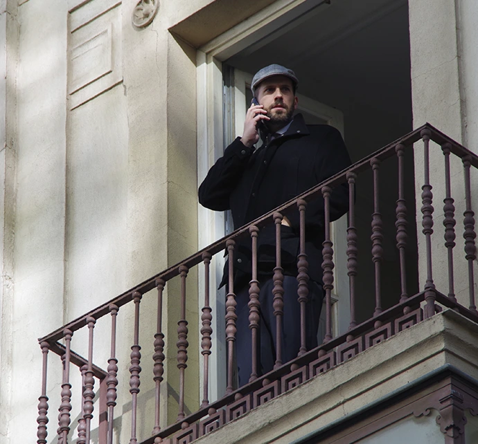 hombre hablando con móvil en un balcón